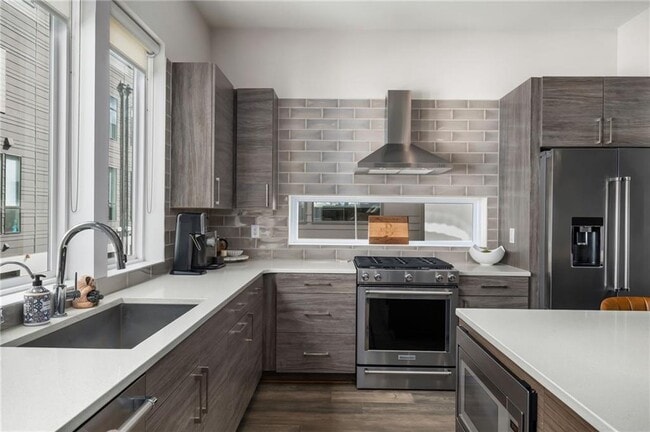 Photo - 52 Reynolds Square Ln