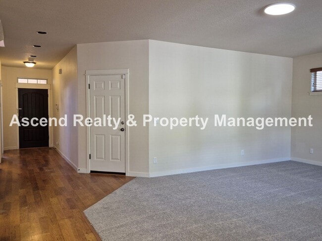 Photo - Available Immediately Minutes to Orenco Sh...