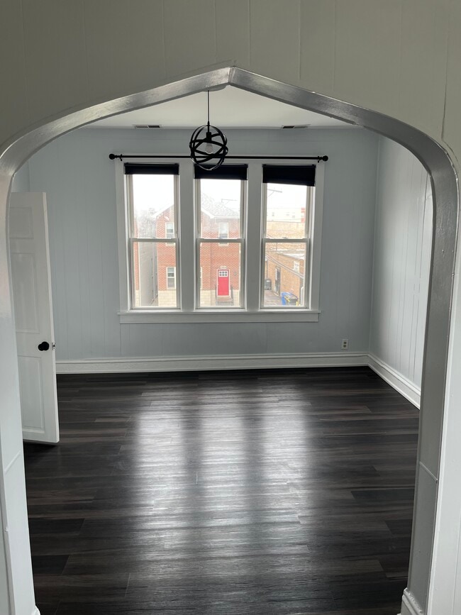 Building Photo - 2415 W Arthington St Unit #2