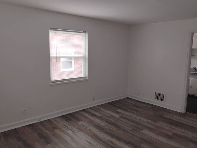 238 E Beechwood Ave Unit 4