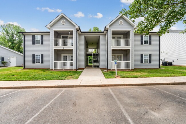 Arlington - Outside View - Arlington Square West/East/Farmers Trace Apartments