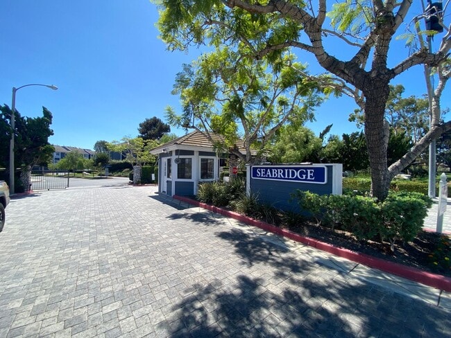 Building Photo - Completely Remodeled 2 Bedroom, 2 Bathroom... Unit 101