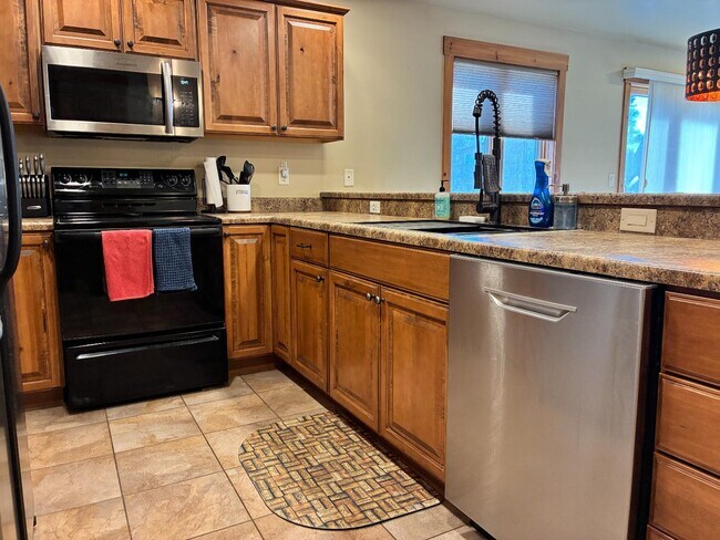 Photo - 831 Ermine Ln
