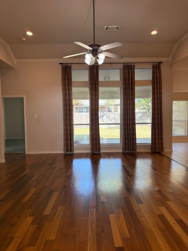 Photo - Home for the Holidays 4/2/2 with Fireplace - Wonderful YARD - Community Pool