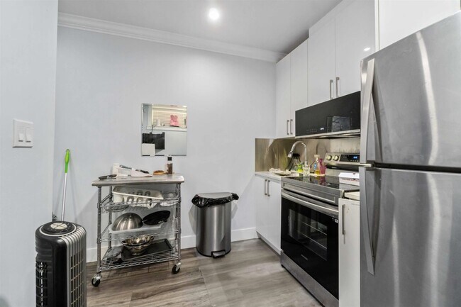 Photo - 3164 Venables St