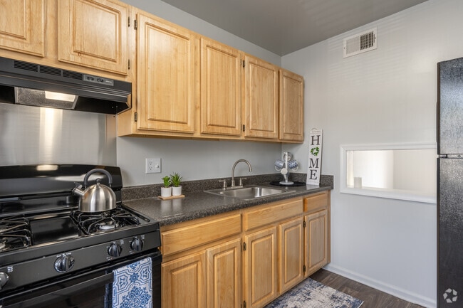 2BR, 1BA - 840SF - Kitchen