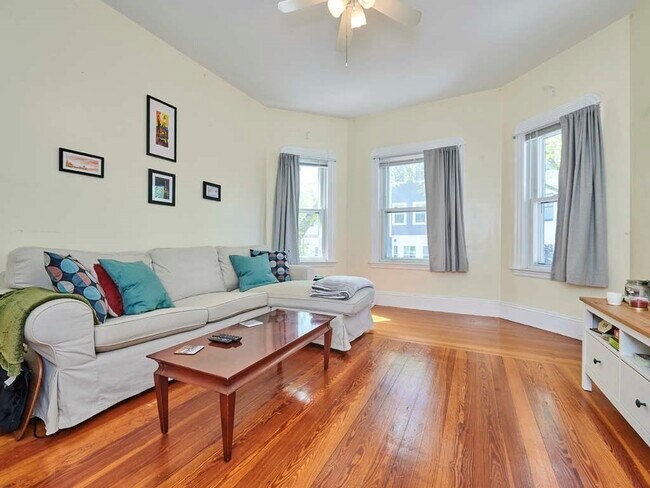Building Photo - 48 Wordsworth St Unit 2 Rental
