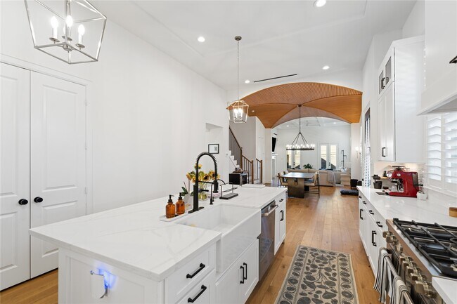 Photo - 531 W 27th St