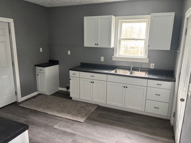 Photo - 621 1/2 East Adams Street, Right side