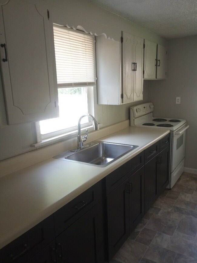 Photo - "Charming 2-Bedroom Home with Hardwood Elegance in Spartanburg!"