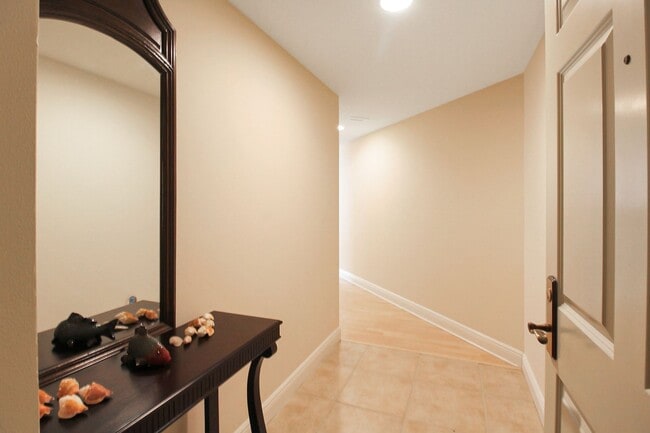 Photo - 800 N Tamiami Trl