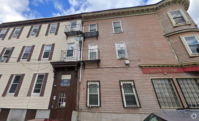 Building Photo - 218 W 8th St Unit 3 Rental