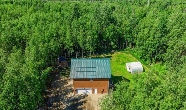 Building Photo - Single family home on 5 acres with a fenced back yard and Huge 3 car garage!  Gourmet Chefs Kitch...