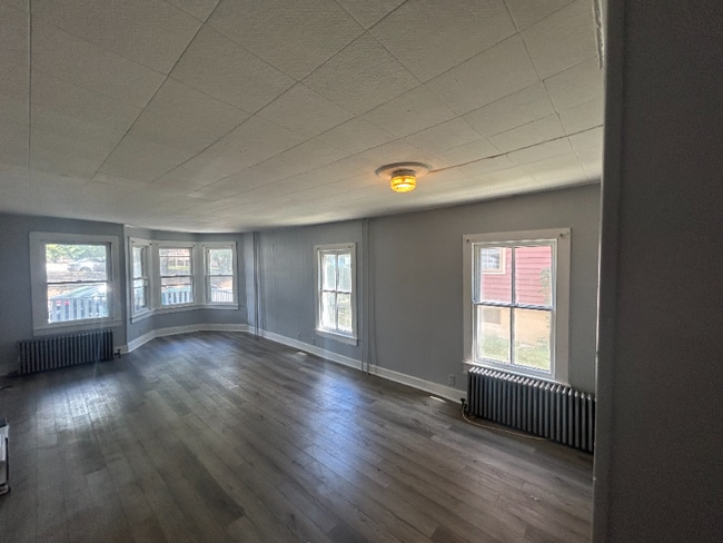 Building Photo - 372 Main St Rental