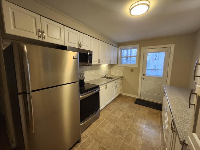 Building Photo - 23 Paddock St Unit 2