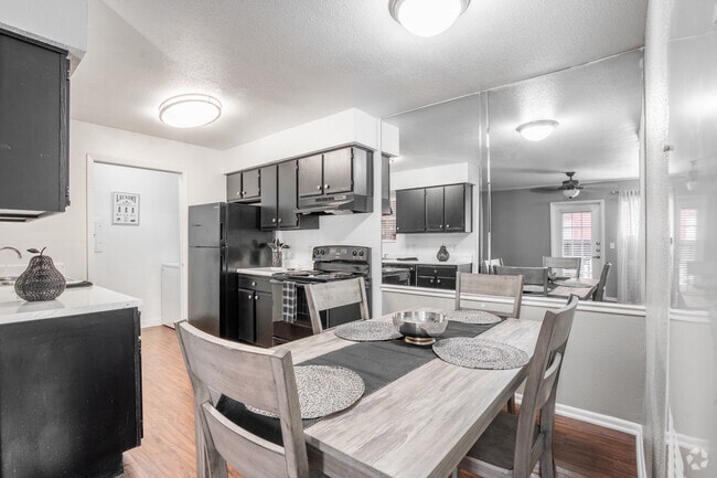 1BR, 1BA - 620SF - Dining Room