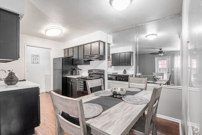 1BR, 1BA - 620SF - Dining Room - Westport