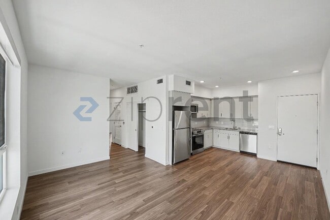 Building Photo - Unit 415