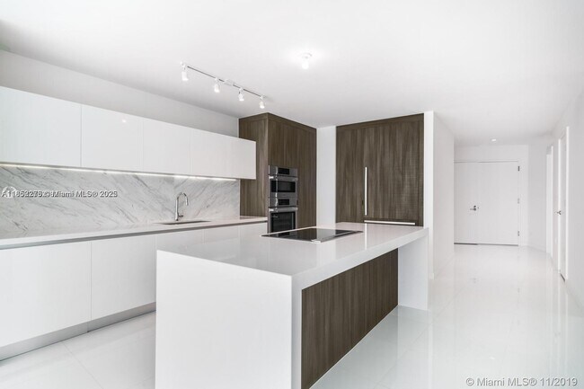 Building Photo - 851 NE 1st Ave Unit 1612 Rental