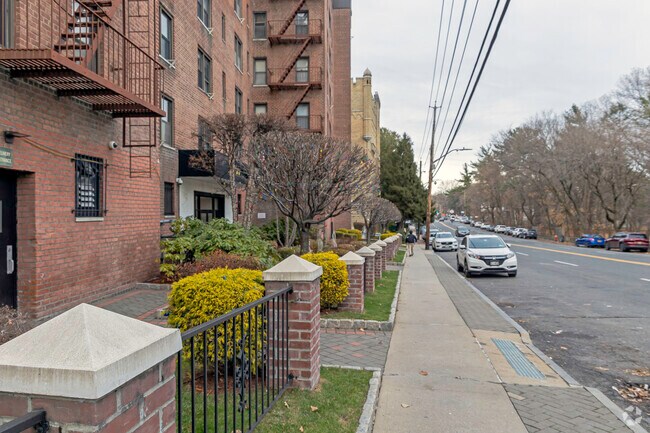 Entrance and walkway - 77 Bronx River Rd