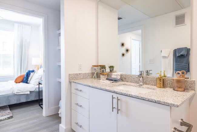 1BD, 1BA - 586SF - Bathroom