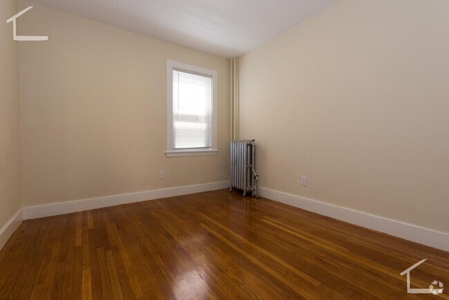 Building Photo - Large, newly renovated 3 bed near the Gree... Rental