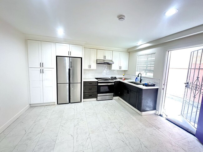Building Photo - 1464 Unit 1462 A