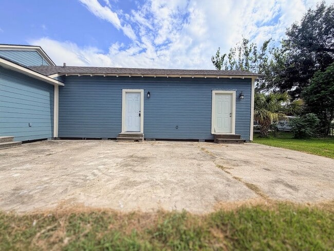 Building Photo - 1BR Apartment with Private Entrance in Downtown Lake Charles | Located Behind Historic Home