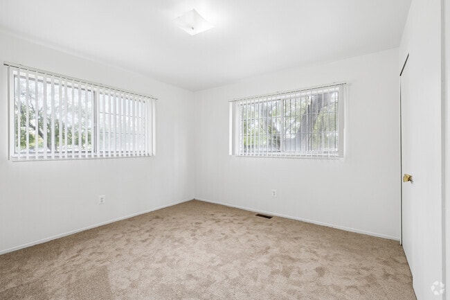 2BR, 1BA - 900SF - Primary Bedroom