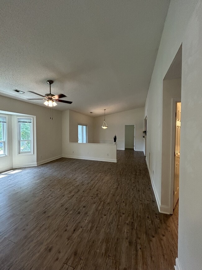 Photo - 104 Breezewood Dr