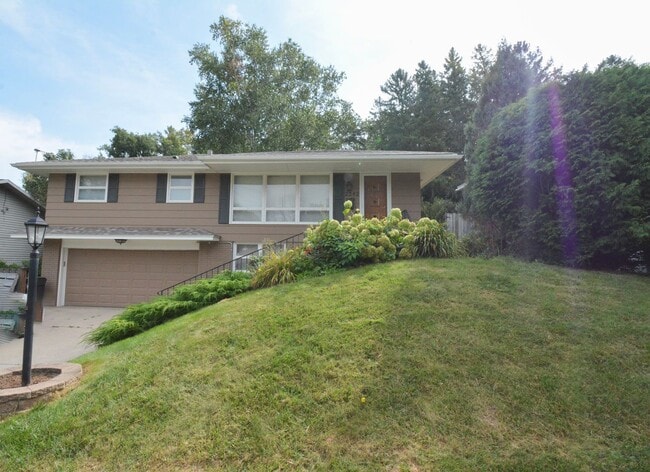 Building Photo - 3 Bed 1.5 Bath Home near Valleyhigh Dr For...