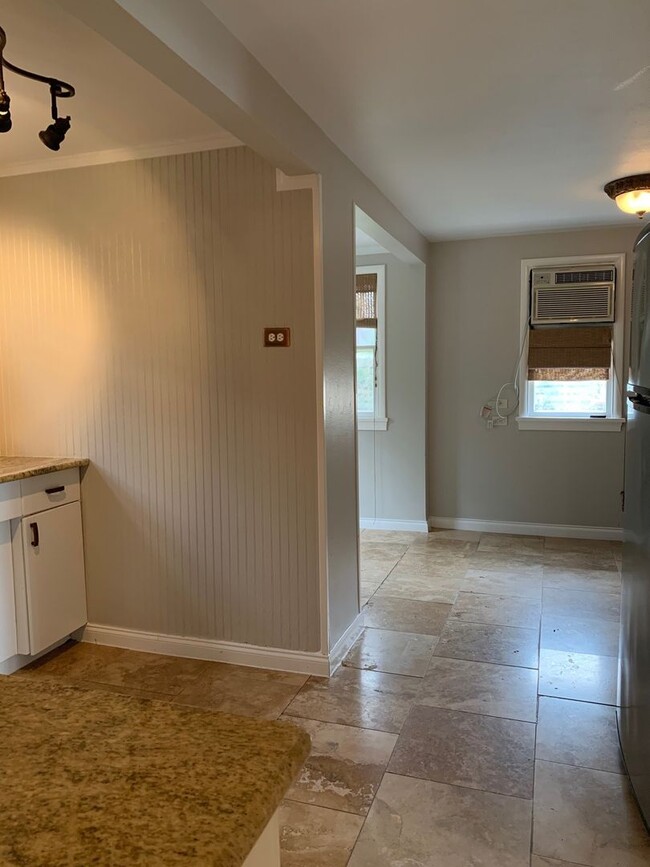 Photo - 902 1/2   E 43rd Unidad 1