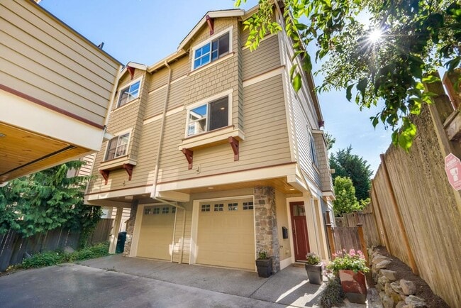 Building Photo - Queen Anne Townhouse