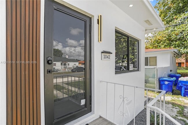 Photo - 1040 NW 35th St Unidad 1042