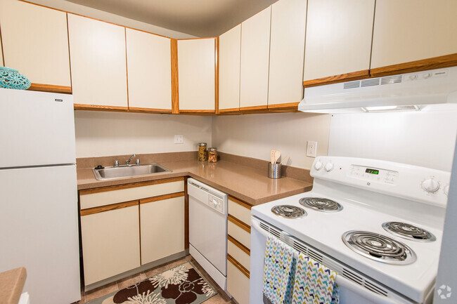 Kitchen - Golfside Lake Rental