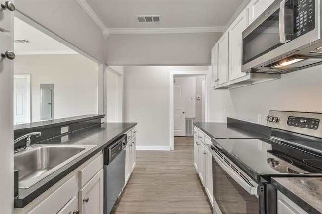 Building Photo - 329 E Washington Ave Unit 201