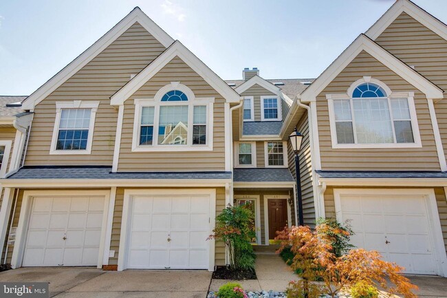 Building Photo - Stunning 2 bedroom and 3 Bathroom Townhome Style Condo / w Pool