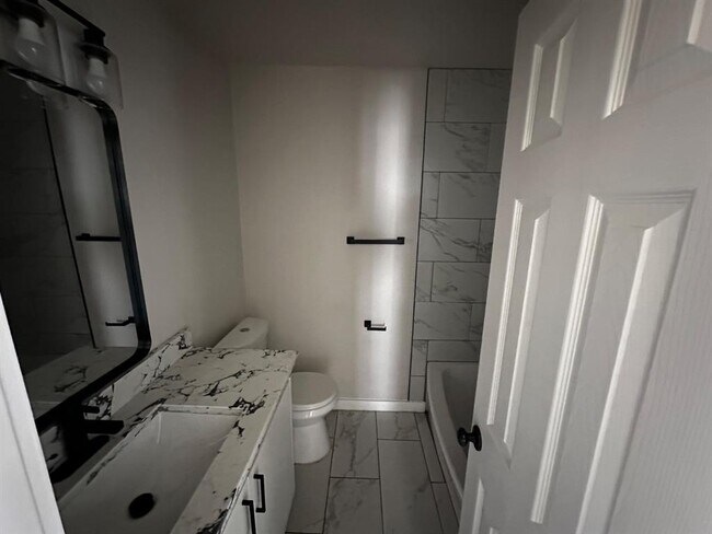 Photo - 1410 W Braker Ln