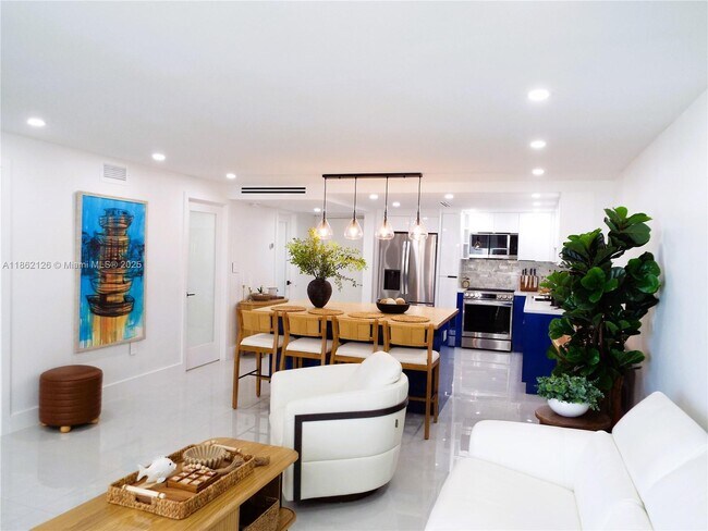 Building Photo - 5701 Collins Ave Unit 1619 Rental