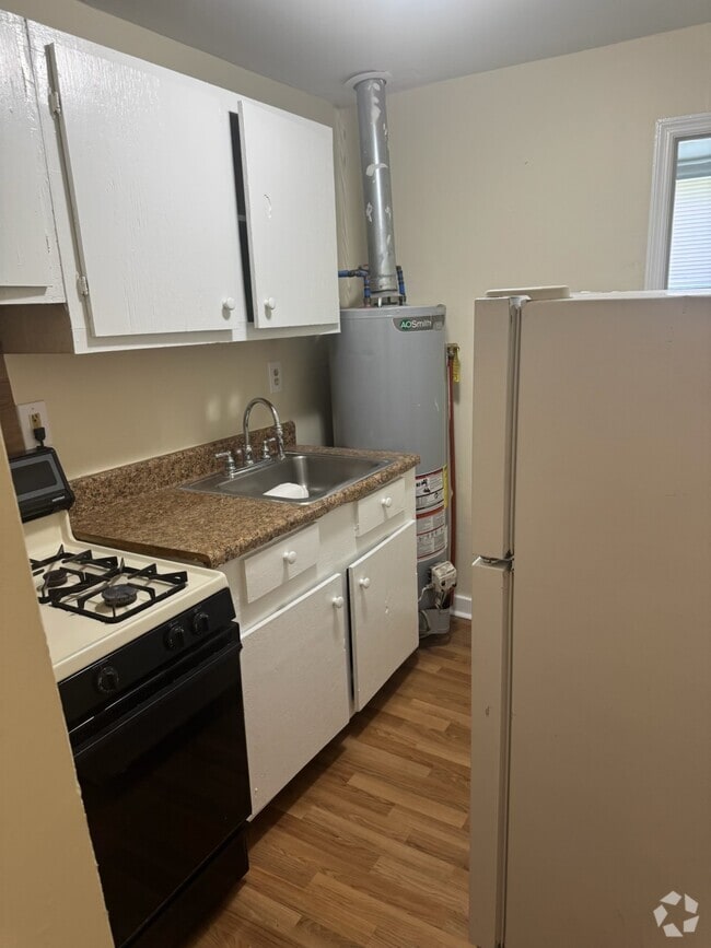 Building Photo - 8 Line St Unit E Rental