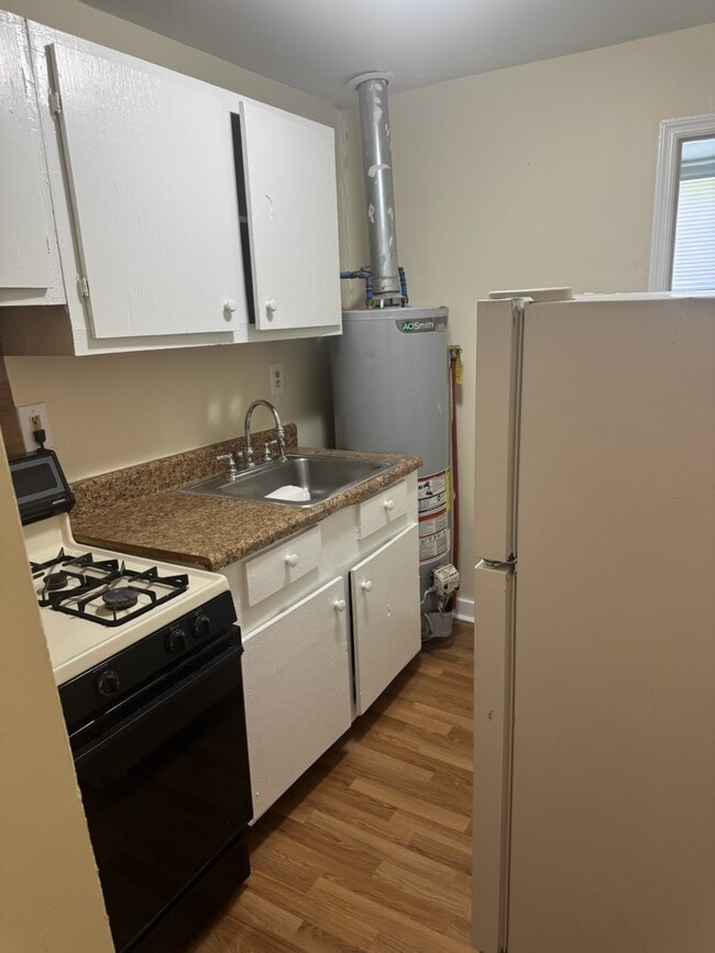Photo - 8 Line St Apartments Unit E
