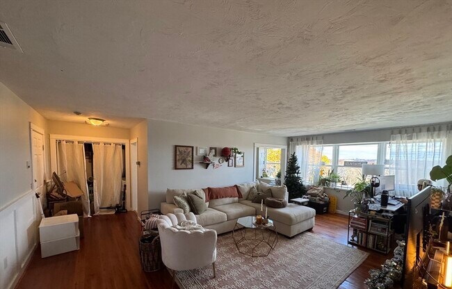 Building Photo - 21 Middlesex Ave Unit 303