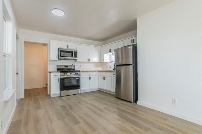 Photo - 415 W Hutchins Pl