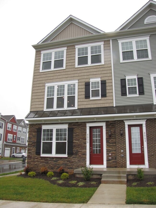 Building Photo - End Unit Townhouse Haymarket