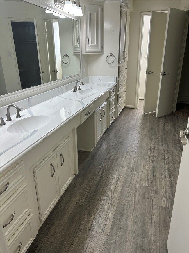 Photo - 7834 Oakington Dr