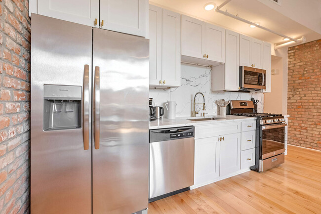Building Photo - 1050 Annunciation St Rental