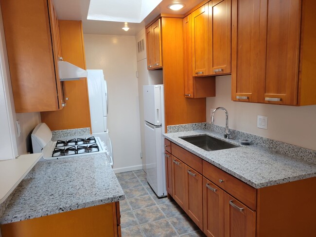 Building Photo - 2227 Roosevelt Ave Unit 2