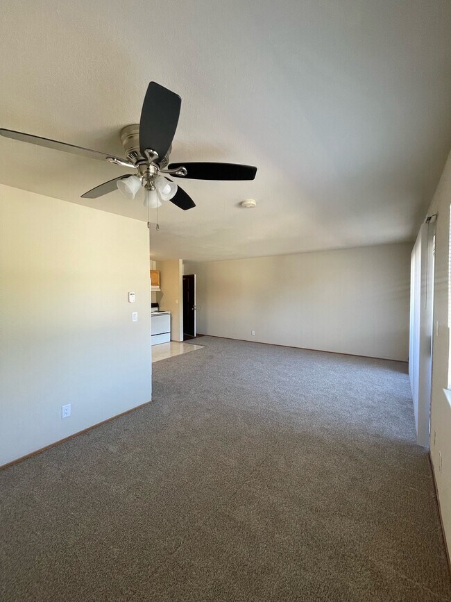 Photo - 1045-1055 Lewis St