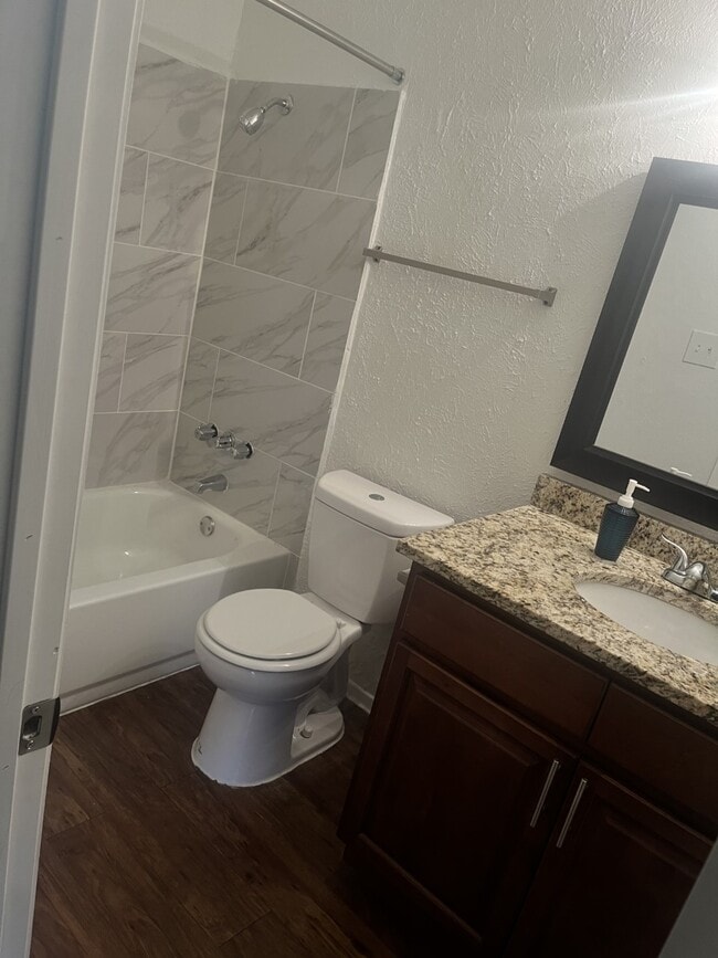 Bañera y azulejos mejorados - Stoneleigh Place Apartamentos