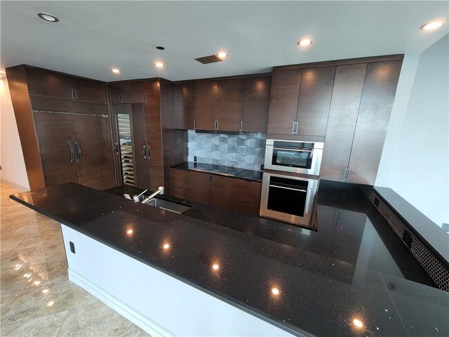 Building Photo - 400 W Peachtree St NW Unit 3916